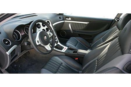 Der Motorblock des 260 PS starken 3,2-Liter-V6 stammt von Holden ...