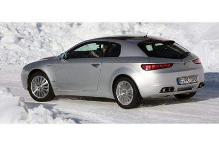 Der Alfa Brera macht nicht nur auf Eis und Schnee eine ausgesprochen gute Figur. Die Eleganz der Linienführung zieht die Bli...