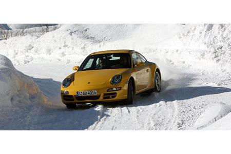 Das Foto zeigt, wes Geistes Kind der Porsche ist. Der Allradantrieb ist sicht- und spürbar hecklastig ausgelegt.