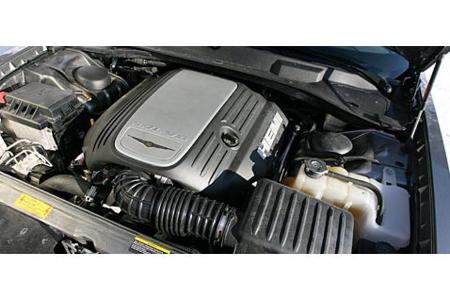 ... der bullige Ami-V8 unter der Haube sind die Markenzeichen des 300C Hemi.