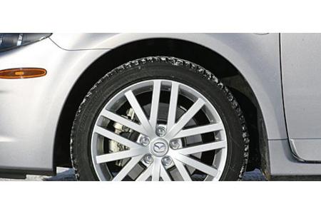 Die 18 Zoll großen Bridgestone-Pneus waren auf der zunehmend eisigen Piste nicht ideal.