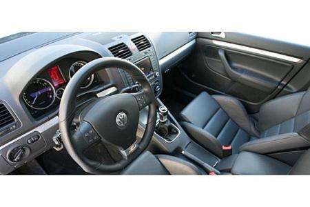 Der Golf R32 geht als gelungenes Beispiel für Ergonomie und Bedienfreundlichkeit durch.