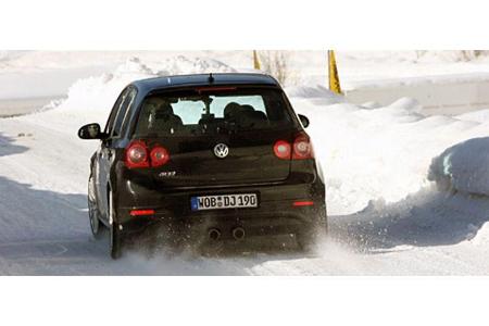 Klarer Sieg für VW: Die Konkurrenz sah vom Golf R32 bevorzugt die Heckpartie mit den großen, mittig angeordneten Auspuffendr...