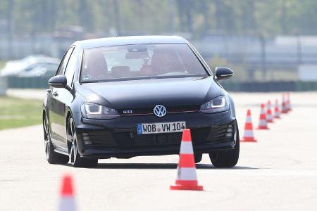 VW Golf GTI, Frontansicht, Slalom