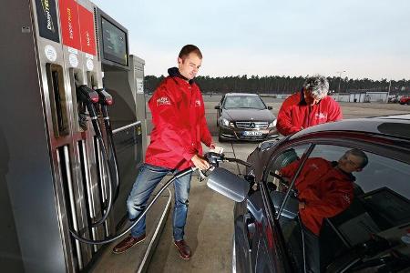 BMW 316d, Mercedes C 180 CDI, Tankstelle