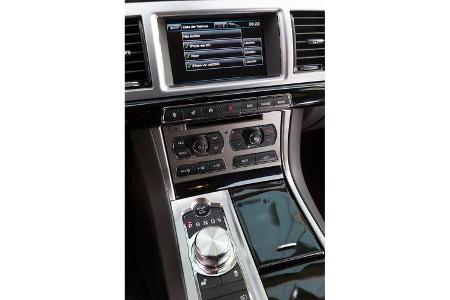 Jaguar XF Sportbrake 2.2D, Mittelkonsole