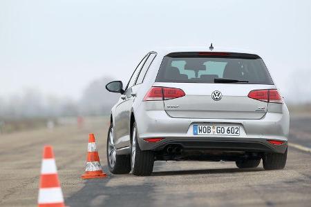 VW Golf 1.4 TSI, Heckansicht, Slalom
