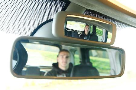 12/2012 ams27/2012, Vergleichstest Mercedes Citan 109 CDI Innenspiegel, doppelt