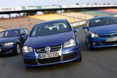 Blue Brothers: Trotz ähnlicher Lackfarben pflegen die sportlichen Kompakten von BMW, VW und Opel einen sehr eigenständigen A... Blue Brothers: Trotz ähnlicher Lackfarben pflegen die sportlichen Kompakten von BMW, VW und Opel einen sehr eigenständigen A...