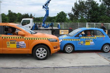 Der ADAC testet den Frontalcrash zwischen Kleinwagen und SUV.