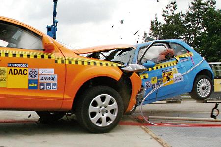 Beim Zusammenstoß vermindert der Audi den Eigenschutz des Kleinwagens dramatisch.