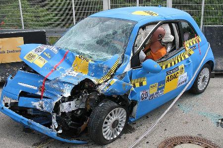 Die Belastungen des Fahrers und der Kinder auf der Rücksitzbank im Fiat 500 sind teilweise lebensbedrohlich.