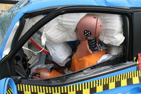 Der Fahrerairbag im Fiat kann einen gefährlichen Kopfkontakt mit der A-Säule und einen Lenkradkontakt mit der Brust nicht ve...