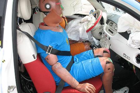 Die Rückhaltesysteme wie Kopf- und Knieairbag sind überfordert.
