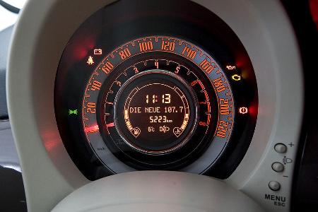 Das Fiat-Zentralinstrument steckt voller Infos, die aber nur schwer abzulesen sind.