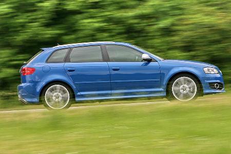 Abgesehen vom etwas größeren Sportback-Kofferraum sind die Platzverhältnisse wie beim Zweitürer und auch hinten ausreichend ...