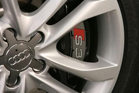 225/40er Pneus stecken auf 18 Zoll Felgen.