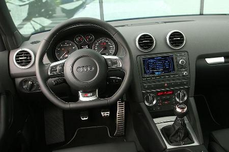 Neu gestaltete Schalter, zusätzliche Alu-Elemente im Cockpit.
