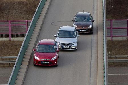 Ford Focus 2.0 TDCi, Honda Civic 2.2 i-DTEC, Mazda 3 2.2 MRZ-CD, Frontansicht