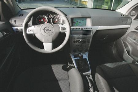 OPEL Schlichte Funktionalität im Cockpit, klassische Schaltung