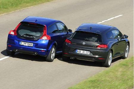 ... indem er sich auf der Nordschleifenrunde vor den VW Scirocco 2.0 TFSI DSG setzt.