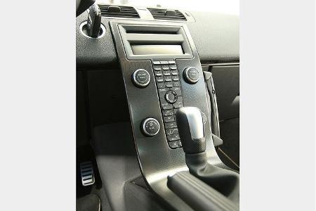 Ansonsten mutet das Volvo-Cockpit wertig an. Die Bedienung ist weitgehend selbsterklärend.