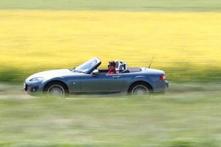 Mazda MX-5 1.8, Seitenansicht, Wiese, offen