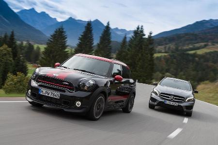Mercedes GLA 250 4Matic, Mini Countryman JCW All4, Frontansicht Mercedes GLA 250 4Matic, Mini Countryman JCW All4, Frontansicht