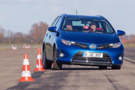 Toyota Auris Touring Sports 2.0 D-4D, Frontansicht, Slalom