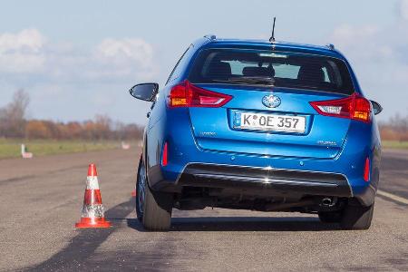 Toyota Auris Touring Sports 2.0 D-4D, Heckansicht, Slalom