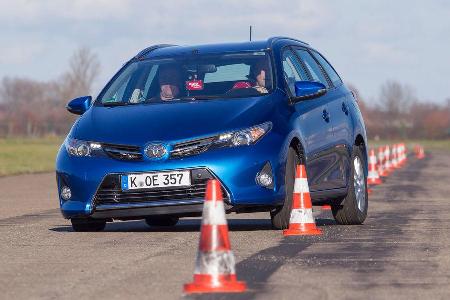 Toyota Auris Touring Sports 2.0 D-4D, Frontansicht, Slalom