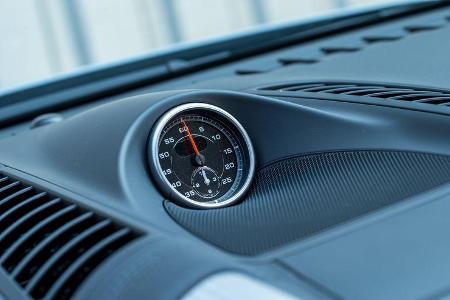 Porsche Cayenne S Diesel, Uhr