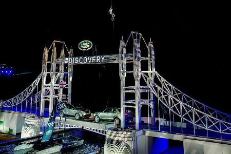 Land Rover Discovery LEGO Tower Bridge (2016)