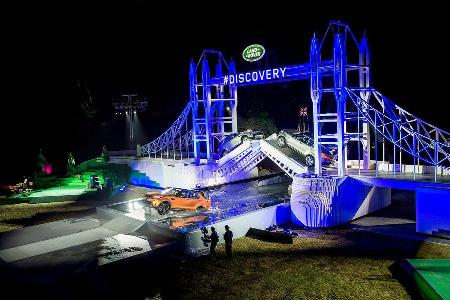 Land Rover Discovery LEGO Tower Bridge (2016)
