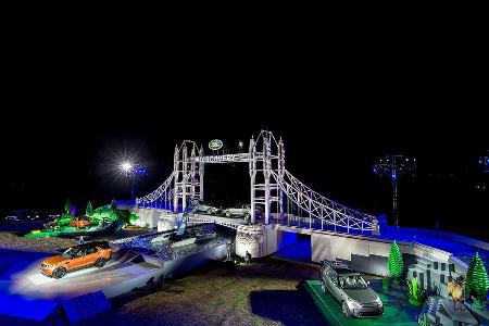 Land Rover Discovery LEGO Tower Bridge (2016)