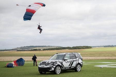 Land Rover Discovery Bear Grylls Fallschirmsprung (2016)