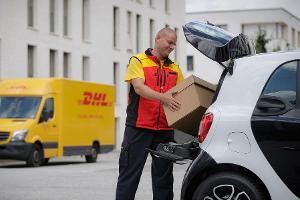 Paket in den Kofferraum