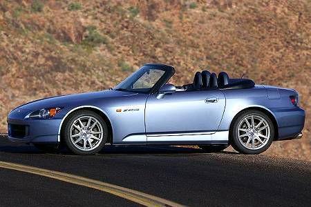 Ist man mit dem Honda S2000 erstmal unterwegs, wirkt die Droge Drehzahl in Verbindung mit dem tollen Fahrwerk unaufhaltsam.