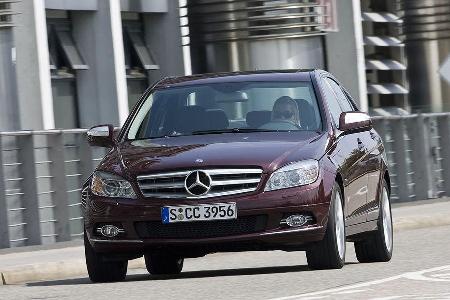 Das Fahrzeug des 65-jährigen Mannes spult jährlich 9.000 Kilometer ab, was sich positiv auf die Prämie auswirkt. Der Mercede...