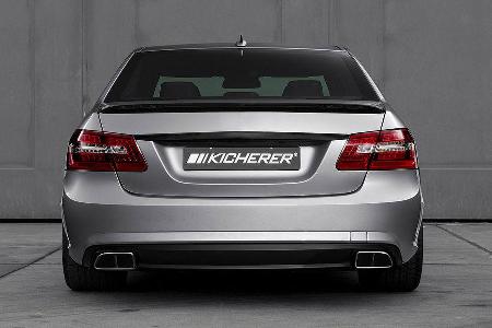 Sportauspuffanlage und Carbonspoiler am Heck.