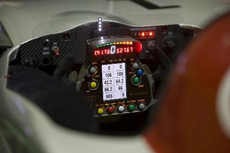 Im Cockpit gibt es Rennsport-Technik vom feinsten.
