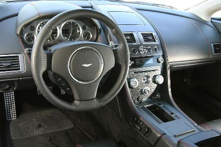 Wertiges Cockpit, kleine Schaltwippen.