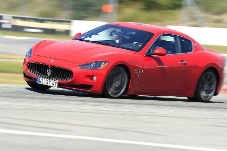 Schwerer Wagen auf hoher See: Der Maserati ist kein Wiesel, lässt sich im Grenzbereich aber auch nicht aus der Ruhe bringen.