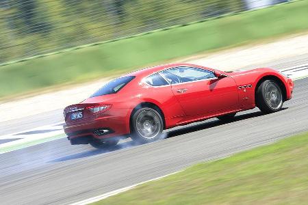 Wobei der Maserati derlei Gebaren nicht verschlossen ist. Gewöhnt man ihm das anfängliche Untersteuern ab ...