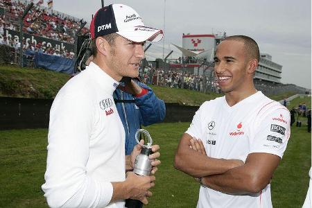 In Brands Hatch suchte Timo Scheider den Rat von F1-Star Lewis Hamilton - scheinbar mit Erfolg.