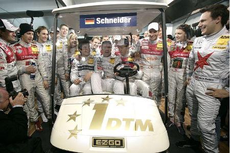 Abschiedsstimmung herrschte beim großen Finale in Hockenheim. DTM-Rentner Schneider erhielt ein Golf-Kart zum letzten Rennen...