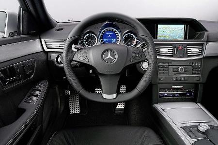 Navigationsbildschirm unter einer eigenen Hutze.