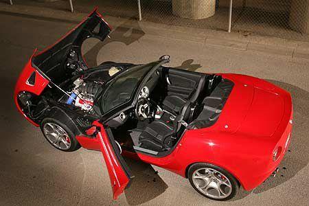 Im Motorraum tummelt sich ein überarbeiteter V8 von Maserati.