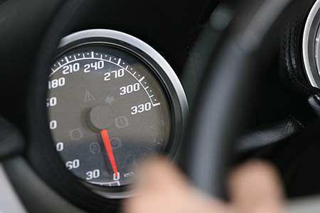Der Tacho reicht bis 330 km/h.