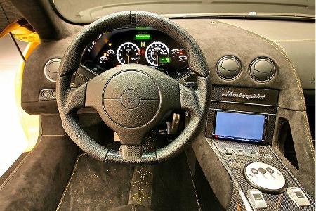 Piloten nennt man die Fahrer solcher Autos. Dieses Cockpit zeigt, warum.